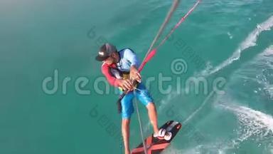 埃及，一名冲浪者在海水中的蓝色水面上<strong>滑行</strong>的动作镜头